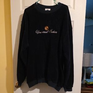 Universal Black Crewneck Sweater with Ribbed Cuffs